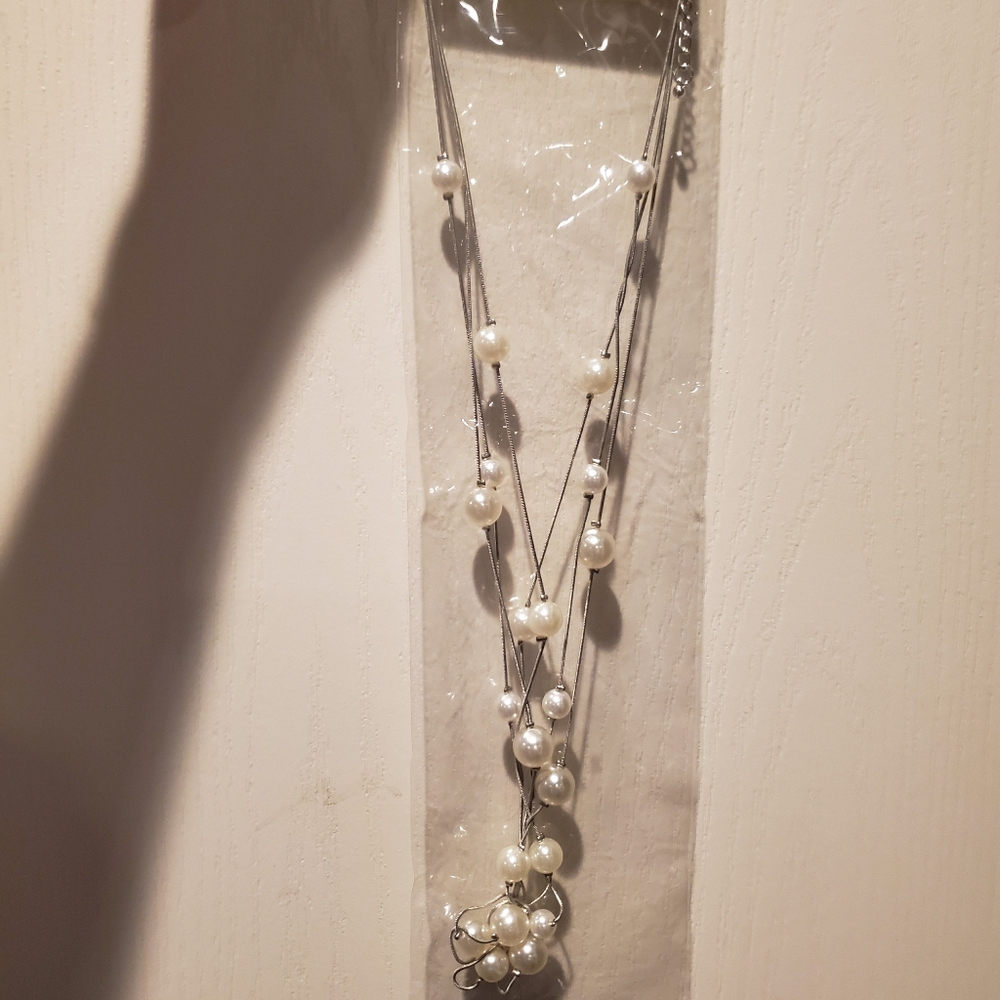 Riah Fashion Pearl necklace